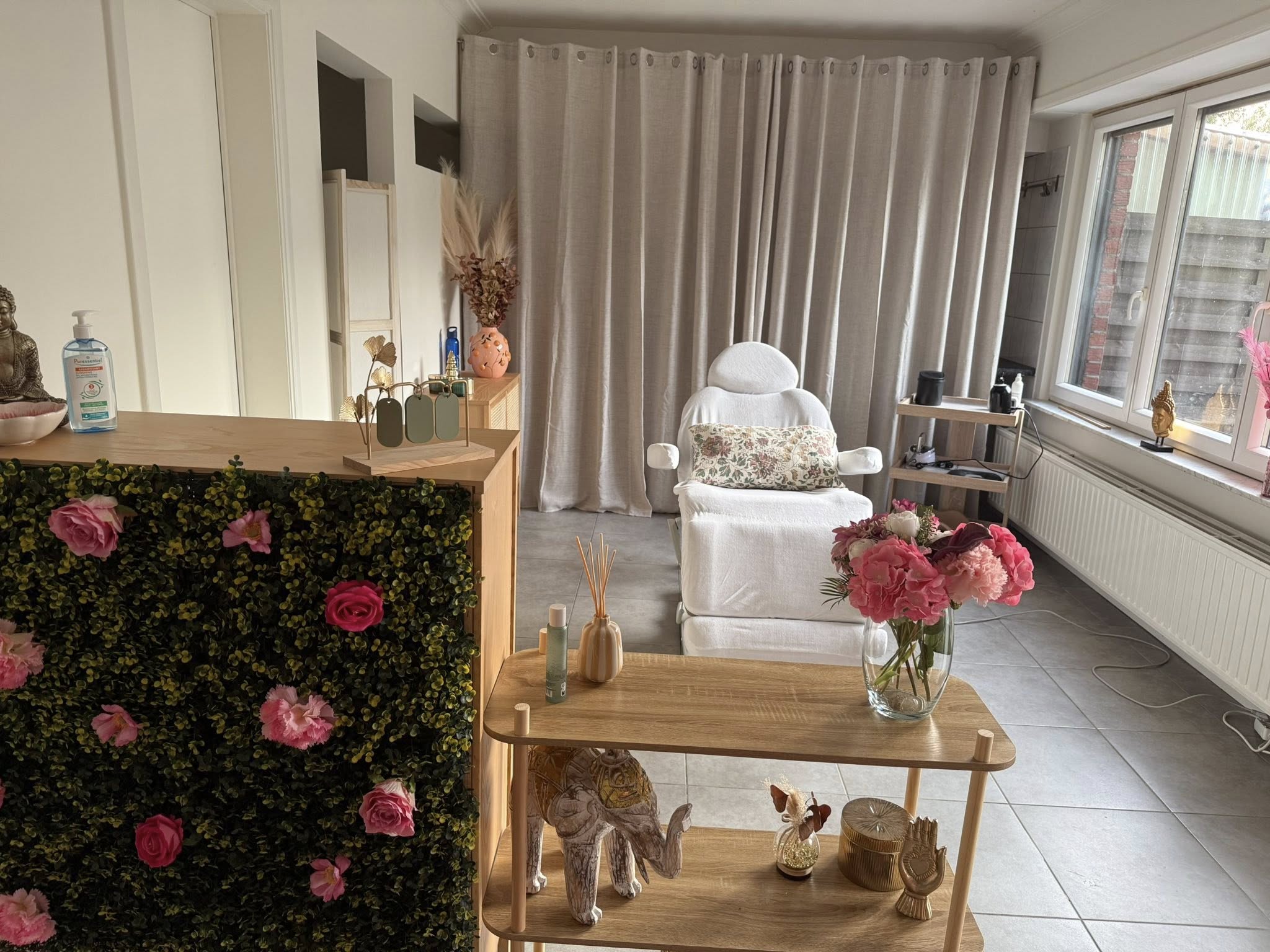 Behandelstoel met zachte kussens en bloemen